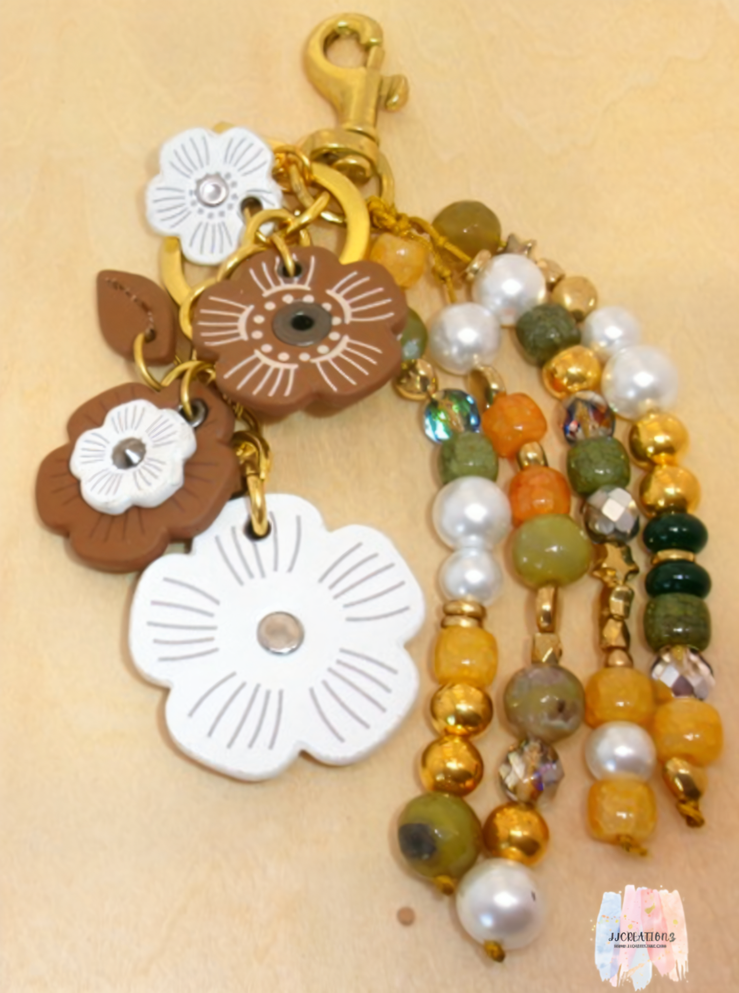 🌸 Handmade Floral Beaded Keychain – Boho Charm with Pearls & Gemstones