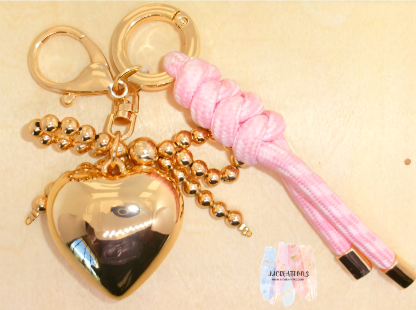 š Gold Heart Charm Keychain ā Chic Bag & Key Accessory