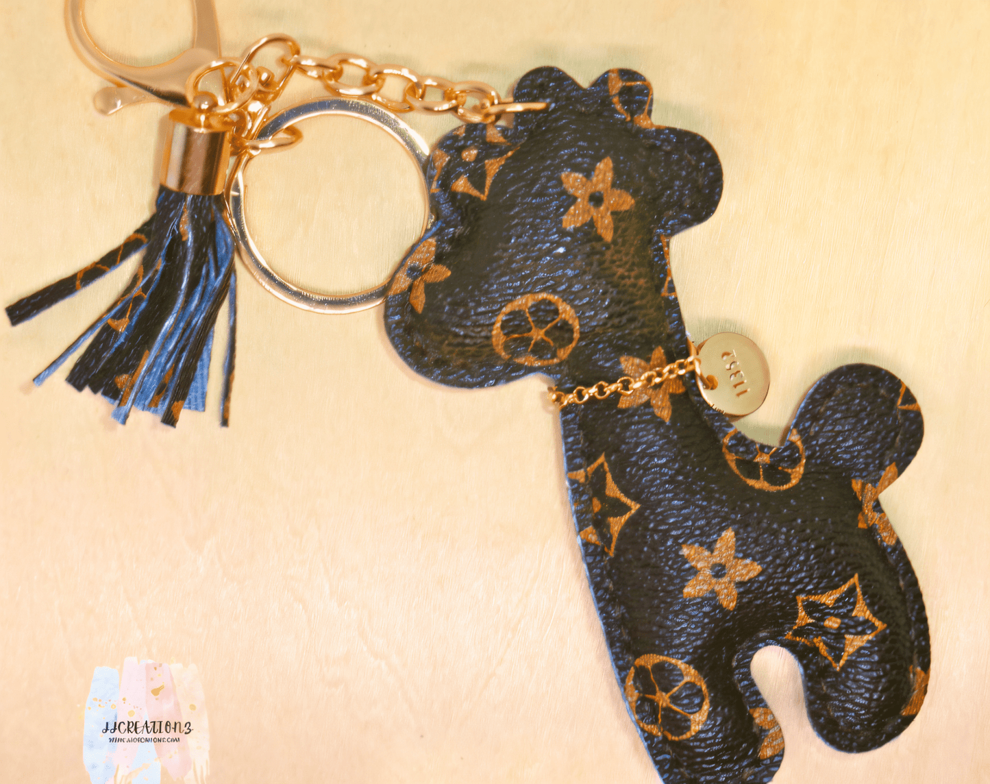 🦒✨ Luxury-Inspired Giraffe Charm Keychain