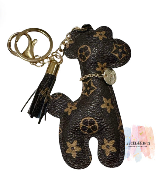 🦒✨ Luxury-Inspired Giraffe Charm Keychain